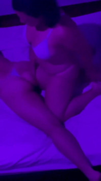 Des amis proches explorent leur passion dans la chambre en faisant des ciseaux