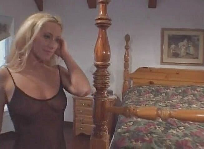 DP Darlings: Nádherná blonďatá kočička potěší dva monstrózní dongy