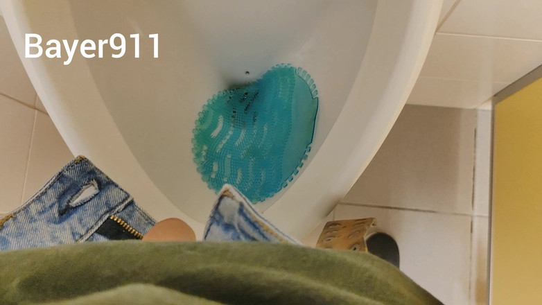 Bayer911: Pisse, branlette et éjaculation à l’hôpital