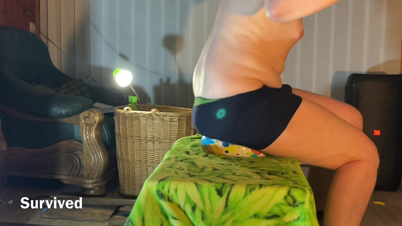 BeachBallsDuo: रबर की 8 गेंदों को बड़े स्तनों वाली 100 किलोग्राम द्वारा बिल्कुल कुचल दिया गया! स्लो मोशन के साथ दो कैमरे!