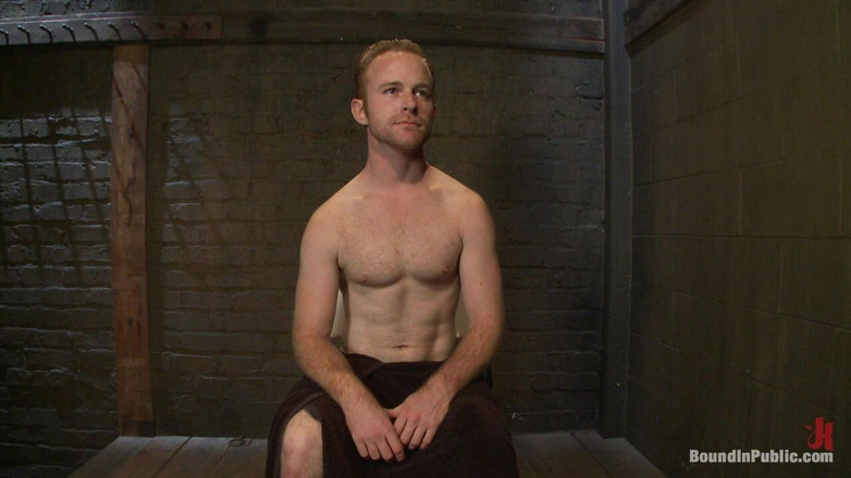 Bound in public: Treinador de academia quente é amarrado e gangue fodida em uma...