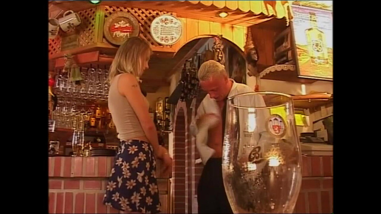 Muschi movie official: Cette belle blonde sexy a envie de baiser au restaurant