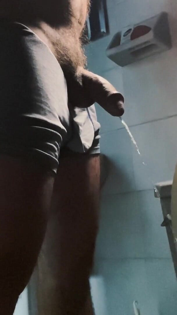 Latin mature king: 대물 자지로 소변을 보는 마초 남자