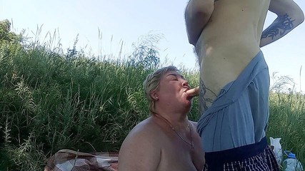 Zona901: Mulut dan wajah dicrot sperma setelah nyepong kontol di alam...