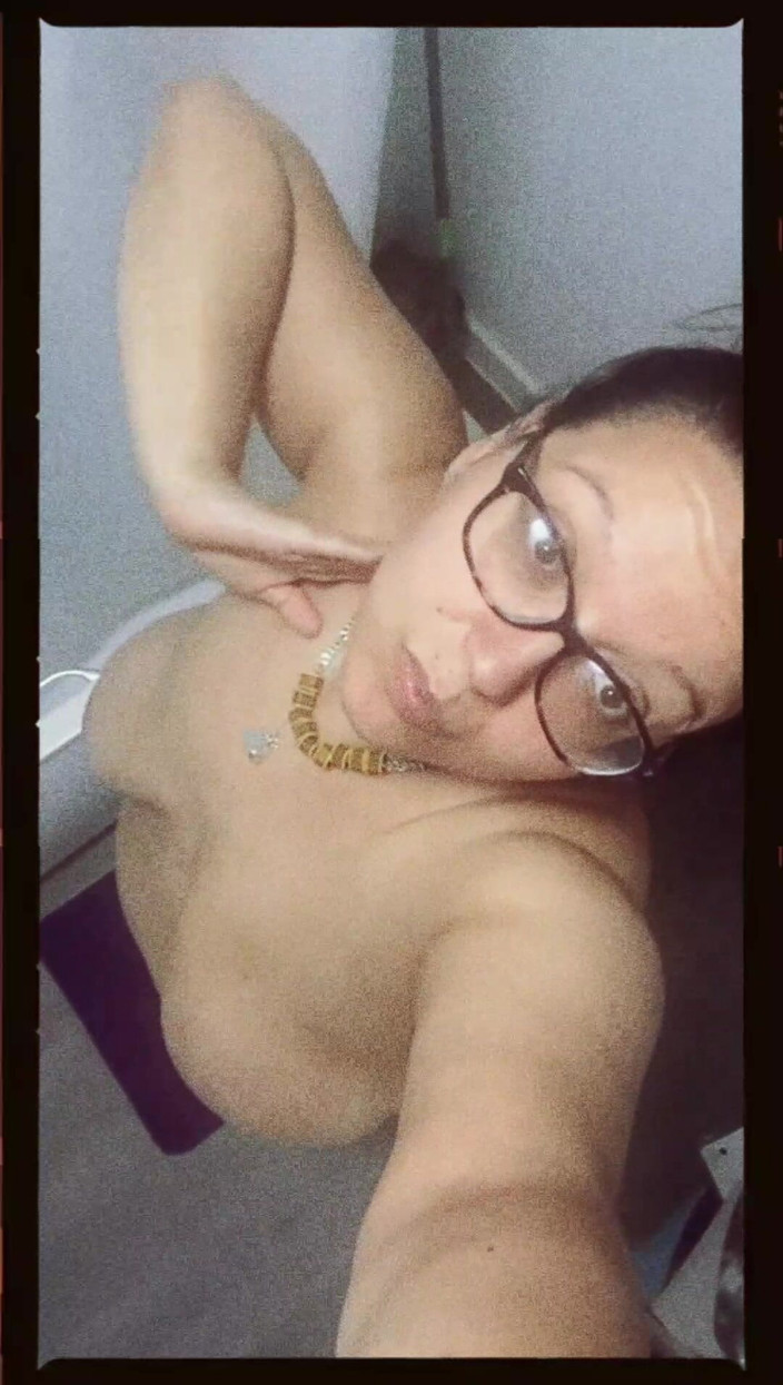 Indian fuck queen: WildEnglishbbw 在裸体姿势时感觉性感