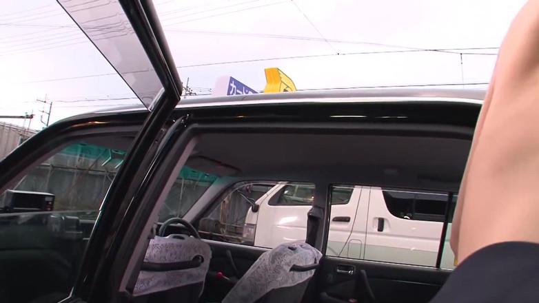 Japan X: Asian babe gets sex in a car and gives squirt...