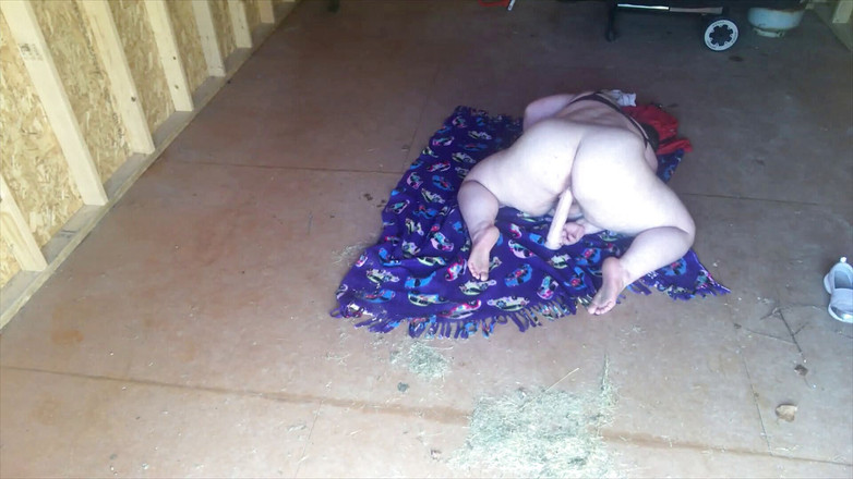 Lyla Switch: Sexy e suja no galpão