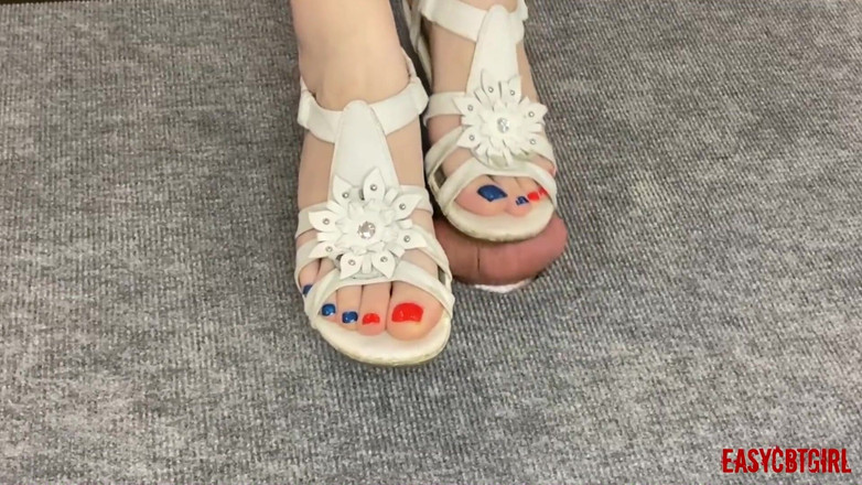 AnnyCandyPainboy: जूते पहनी सेक्सी टांगों वाली मालकिन