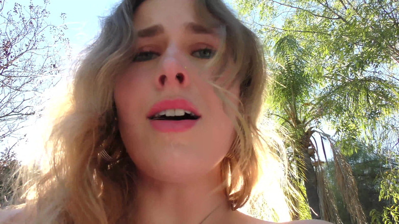 Alfiecinematic: Fiona peaches si cewek mungil yang lagi sange di ruangan...