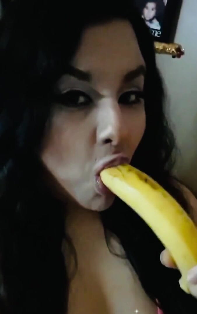 Miss Madii: Deep throat banana blow job