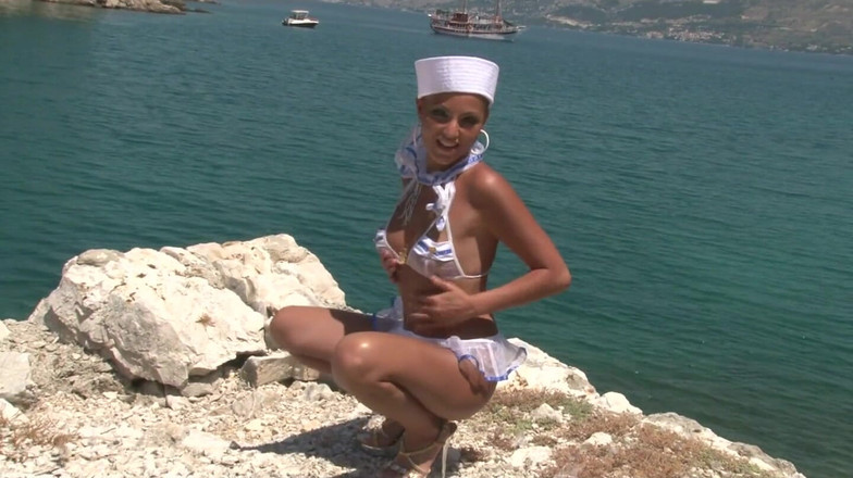 THAGSON CORE: Tetas grandes marinero babe mostrando al aire libre junto al...