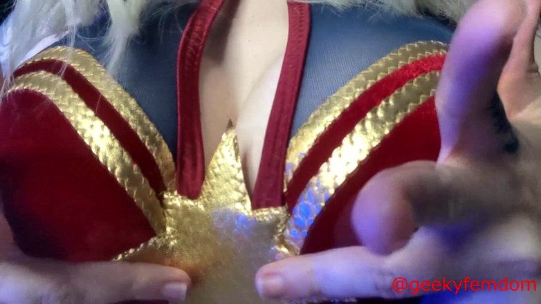 Geeky Femdom: कप्तान चमत्कार यौन हावी बकि