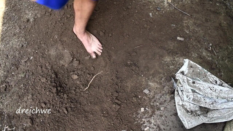 Dreichwe: Digging with the feet