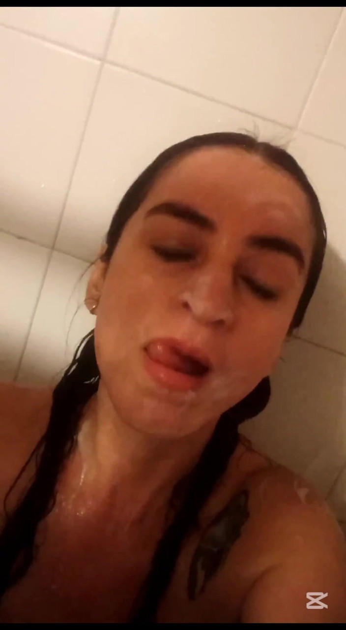 mamaehijocalientes: 熟女はメロディーのリズムに合わせてシャワーを浴びてとても熱く官能的に踊ります