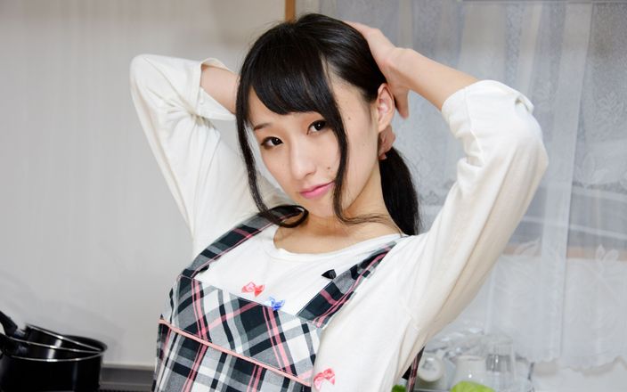 Go Sushi: Calda ragazza naturale Sayaka Nanairo cucina e scopa