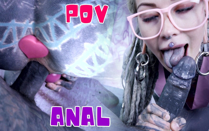 Z-Filmz: Une fille tatouée à lunettes et un plug anal baise une...