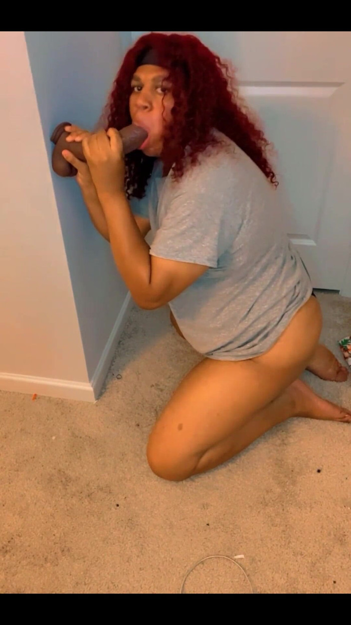 Hicktown_hoochi: Na moich kolanach ssanie dildo BBC