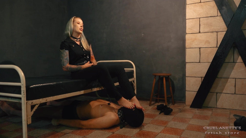 Cruel Anettes fetish world: Czerwone paznokcie, lizanie stóp
