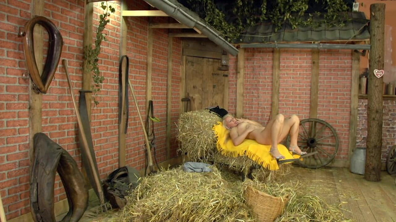 Deutschland porn: 若いブラウンは、大きくて硬いコックで後背位で犯されます