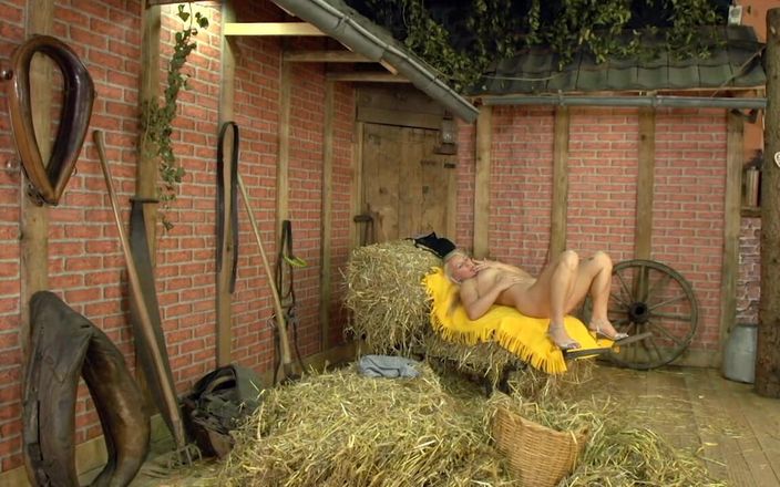 Deutschland porn: 若いブラウンは、大きくて硬いコックで後背位で犯されます