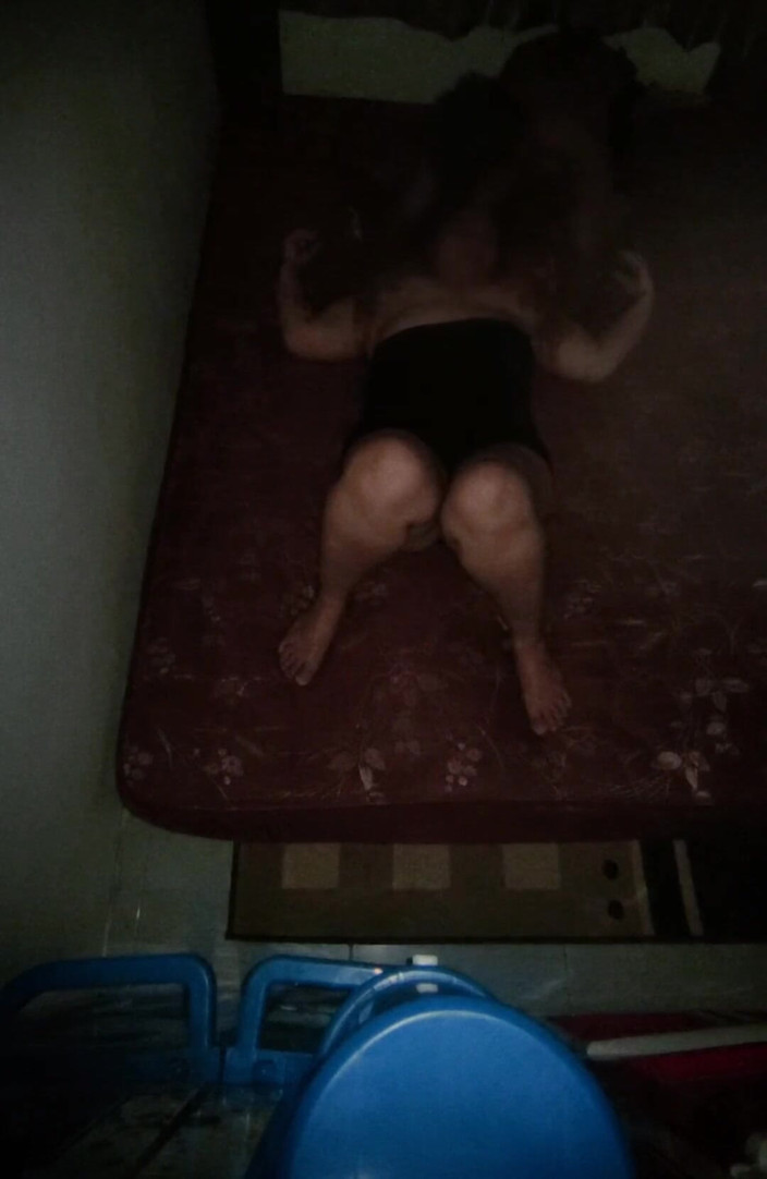 my_wife_chubby: (Viral) une femme sert son voisin.