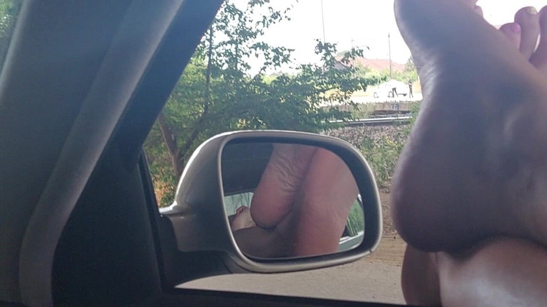 sweetfeet29: Pieds pointés vers l’intérieur de la voiture