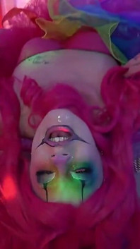 Kom mee met de roze pikgekke clowns