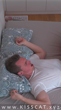 Un beau-fils coquin filme le sexe avec sa belle-mère dans un lit partagé pour un ami - sexe avec sa belle-mère sexy