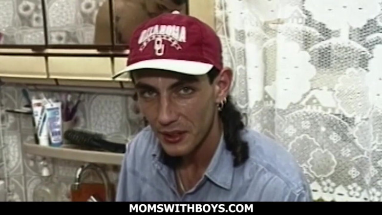 Moms With Boys: Nadržená zralá brunetka je ošukaná v koupelně