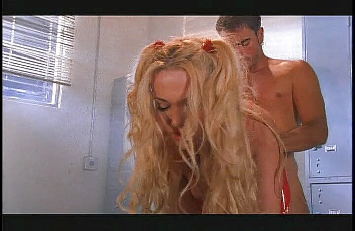 Perfect Porno: 탈의실에서 축구선수의 자지를 빨고 타는 거유 금발 치어리더