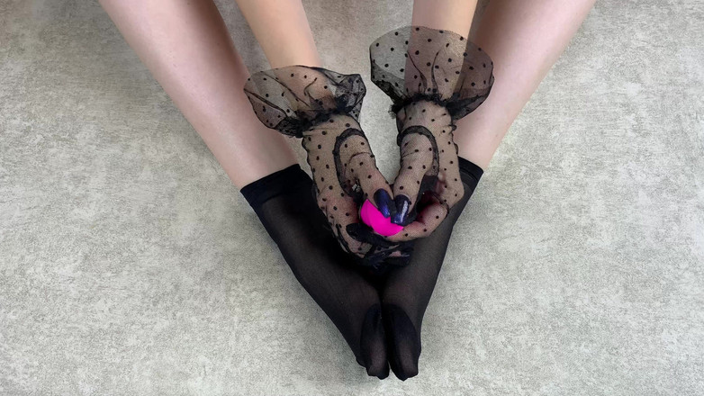 Gloria Gimson: Ensam fotfetisch som smeker i svarta nylonstrumpbyxor med min favorit...