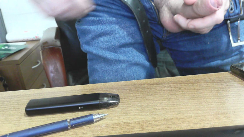 Jordance: Гарний римський член, він мастурбує і часто кінчає в офісі