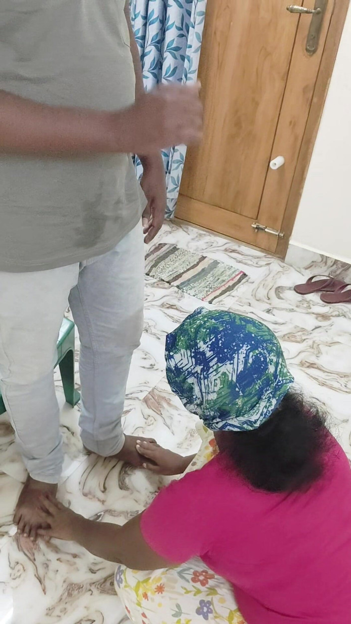 Thesana: Agentka inkasa půjčky šuká nevinnou manželku v domácnosti