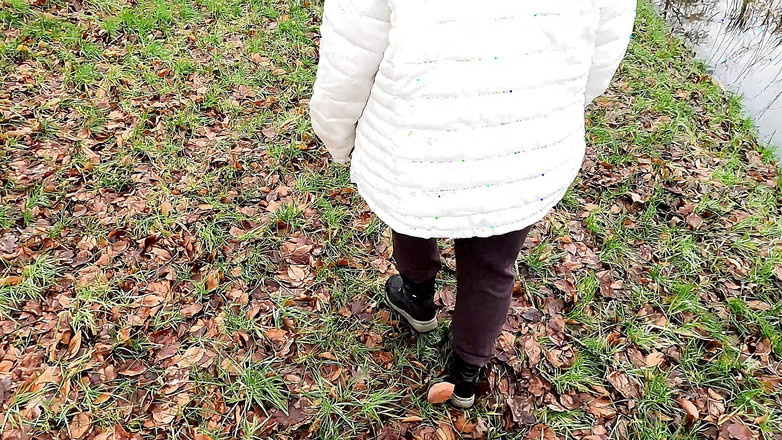 Bouncy Tits Action: Gölde göğüslerini sikiyor