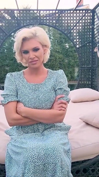 Am prins-o pe mama mea vitregă înșelând și acum mă lasă să lovesc curul ăla mare și suculent - film gratuit complet