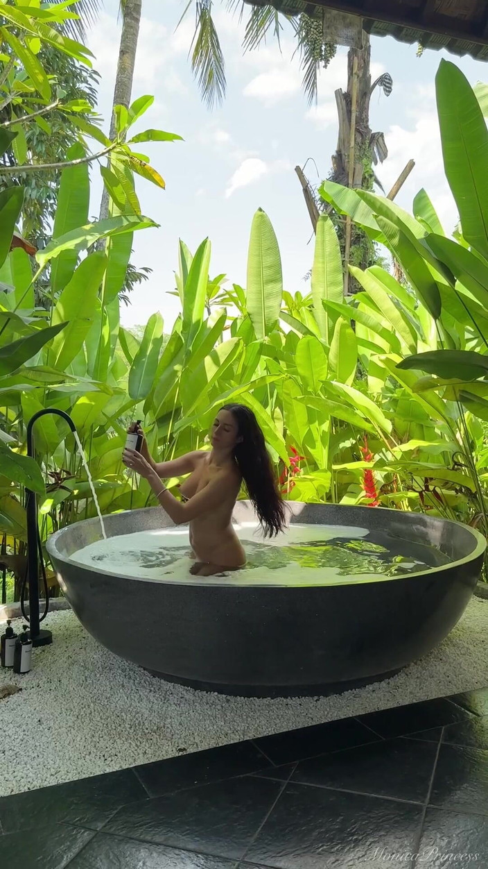 Princess Monica: Si scatena con me in un bagno bollente nudo nella...