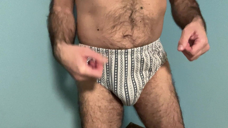 Earl Smile: Earl faz um belo striptease em seus resumos favoritos