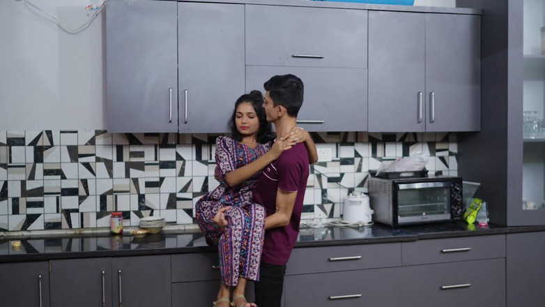 Triflicks: 德西女孩 18 岁紧阴道在厨房硬核性爱