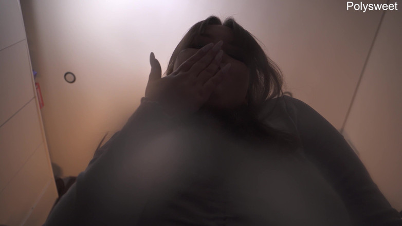 Polly Sweet: Plivnu ti do pusy poté, co mi saješ strap-on a...