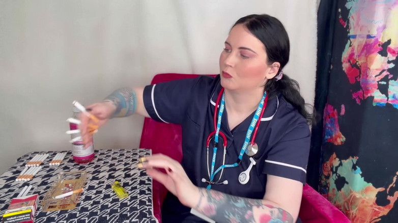 MissFFW: Enfermera Ffw fuma varios cigarrillos al mismo tiempo