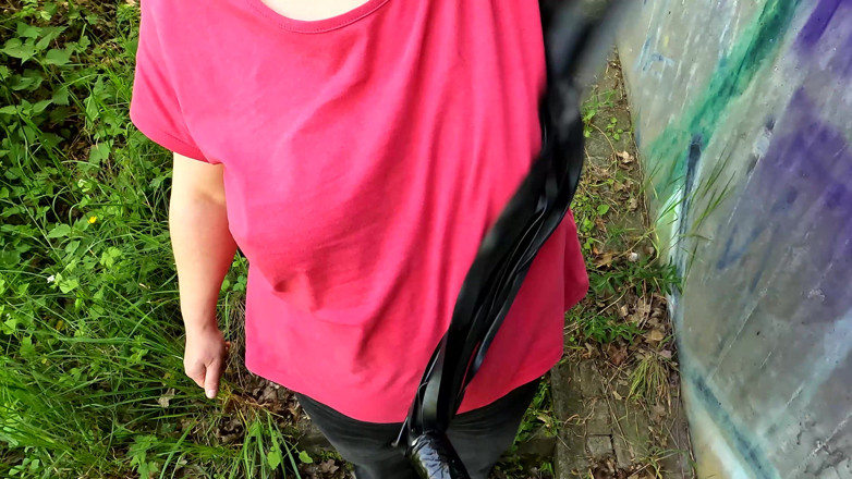 Bouncy Tits Action: เฆี่ยนนมแก้ผ้าที่สถานีรถไฟ