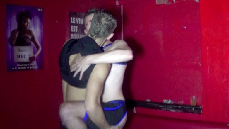 Crunch Boy: 可爱的twwink穿着皮革被romtik性交