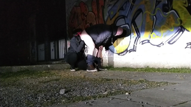 Toilet Mommy: Exposição Ao Ar Livre Menina Lambe a Bunda Do Cara