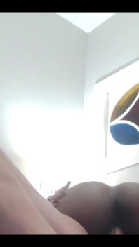 Turist african tatuat futut într-o pizdă sexy foarte tare într-un apartament oglindă și încă lasă totul să fie filmat fără limite