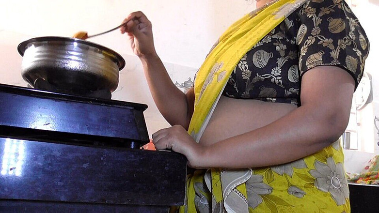 Indian Disha: Styvmamma hjälper mig att komma &amp;jag knullade henne i köket