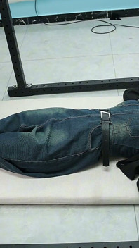 แฟนสาวของฉันถูกมัดติดกับโครงเหล็ก เท้าเปล่าของเธอถูกแขวนและถูกจั๊กจี้