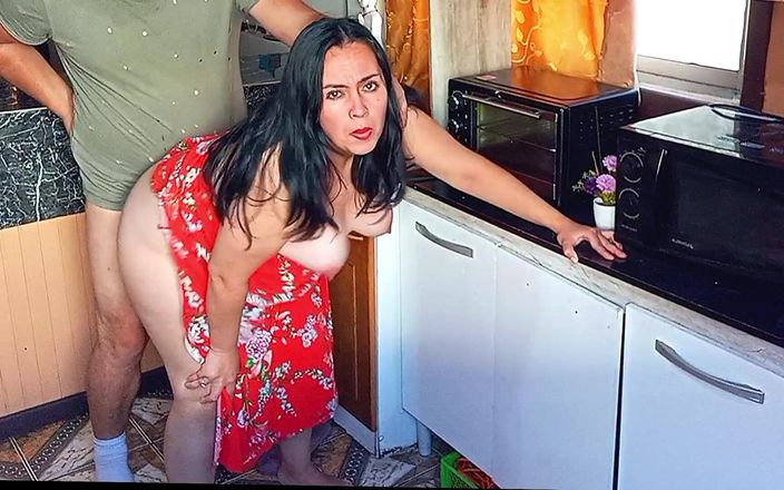 BBW Kelly Mom: Överraskning knulla i köket med styvmor
