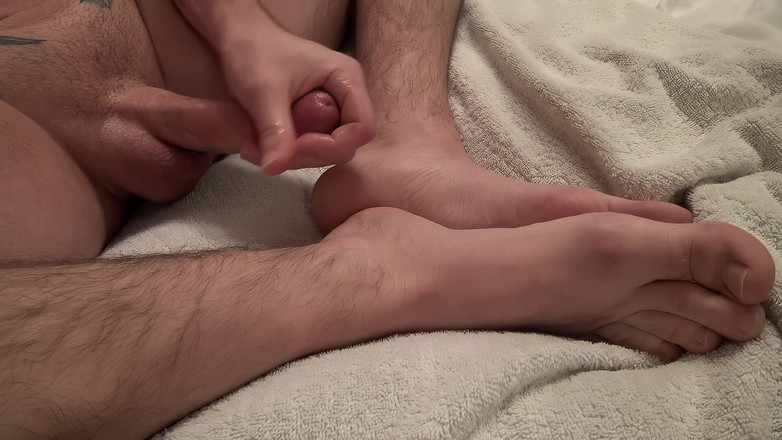 NakedFoxx: Прямий хлопець вибухає товстими мотузками сперми по всій його гладкій ногах крупним планом