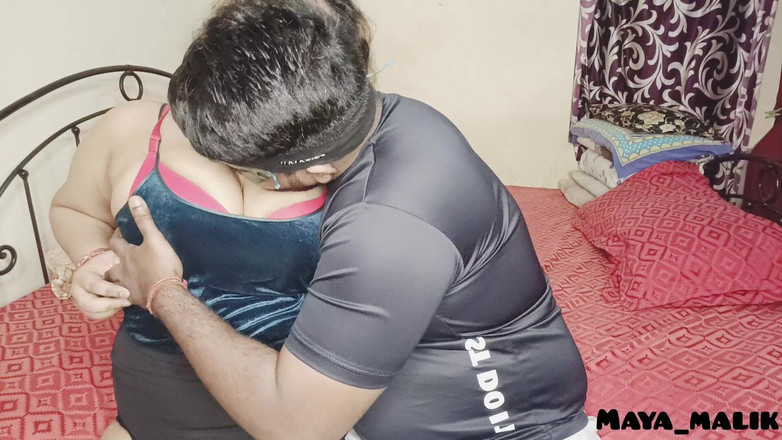 Maya-malik: 집에서 혼자 찾은 후 어린 소녀를 존나게 떠난 엄마의 친구