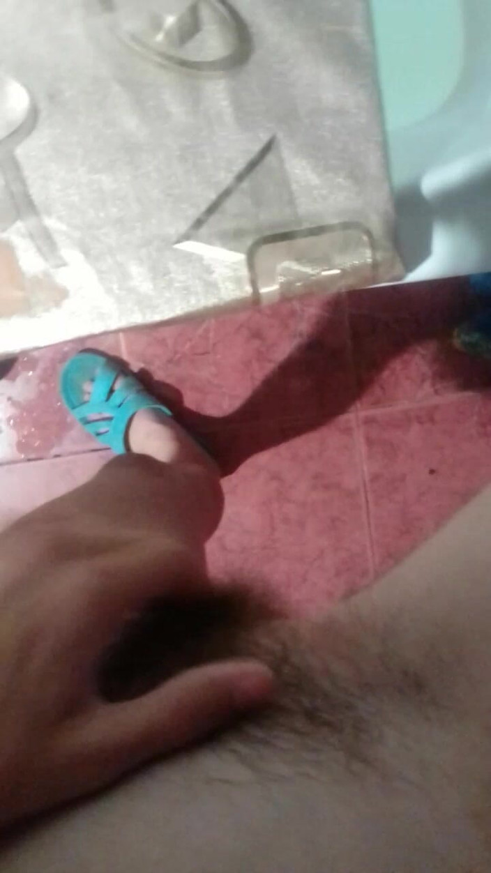 Lesbian-candys: 私はバスルームに閉じこもり、誰も入ってきて、とても濡れて毛むくじゃらのオマンコを自慰行為しないようにしました - レズビアンキャンディー